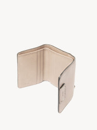 Portefeuille compact à trois volets Edith en cuir - Cement Pink