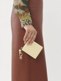 Portefeuille compact zippé Alphabet en cuir - Nude