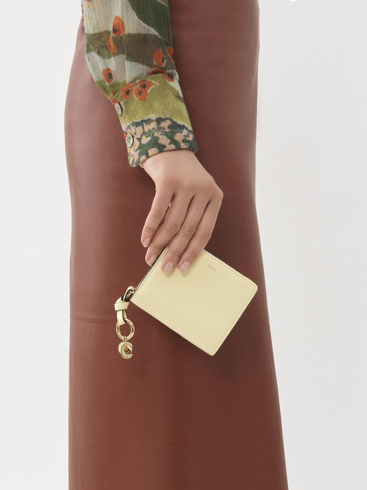 Portefeuille compact zippé Alphabet en cuir - Nude