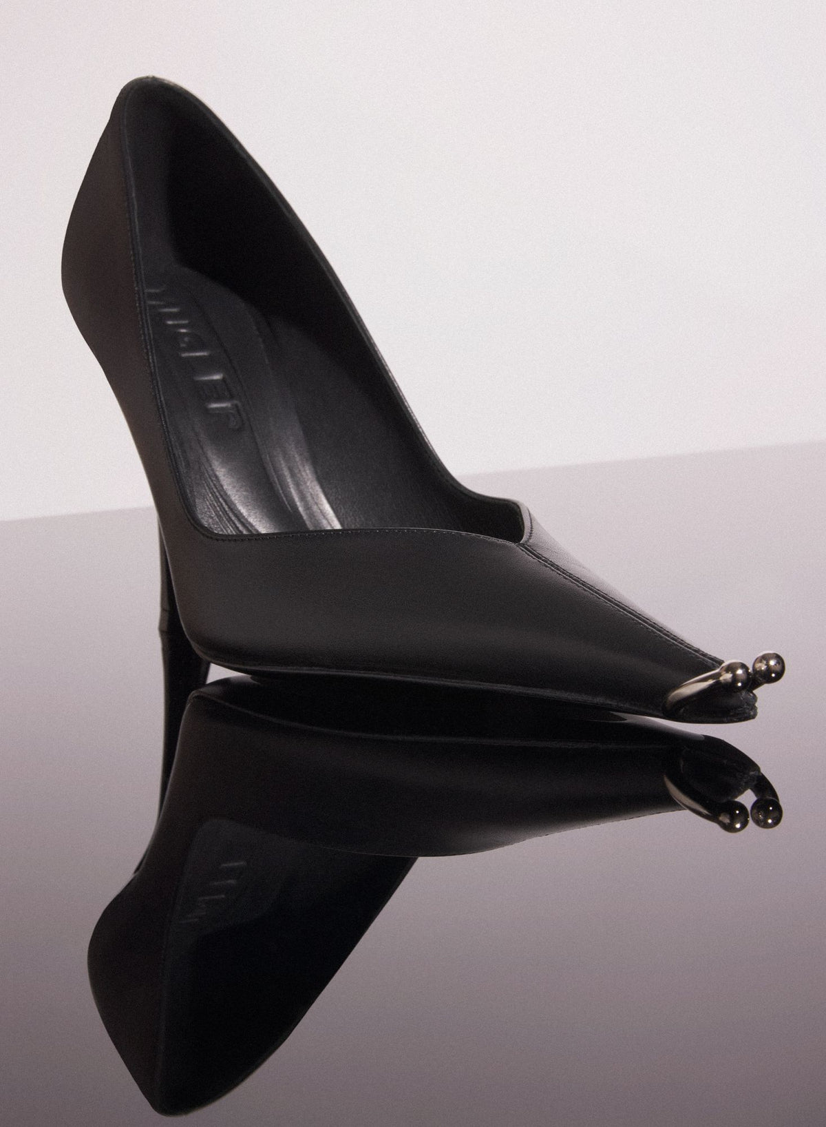 IVORY LEATHER PIERCING FANG 95 PUMP