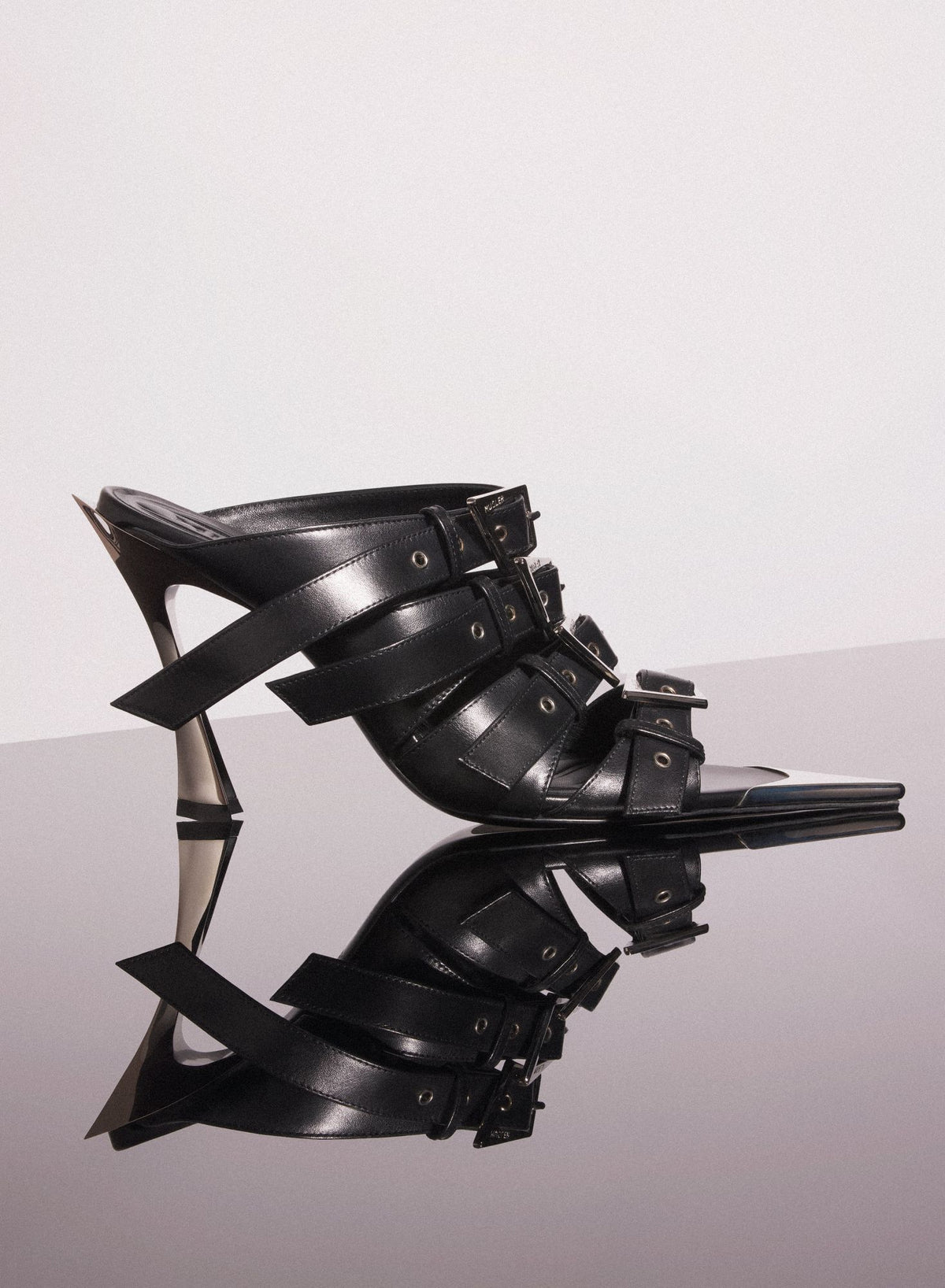 BLACK LEATHER BUCKLED FANG 95 SANDALS
