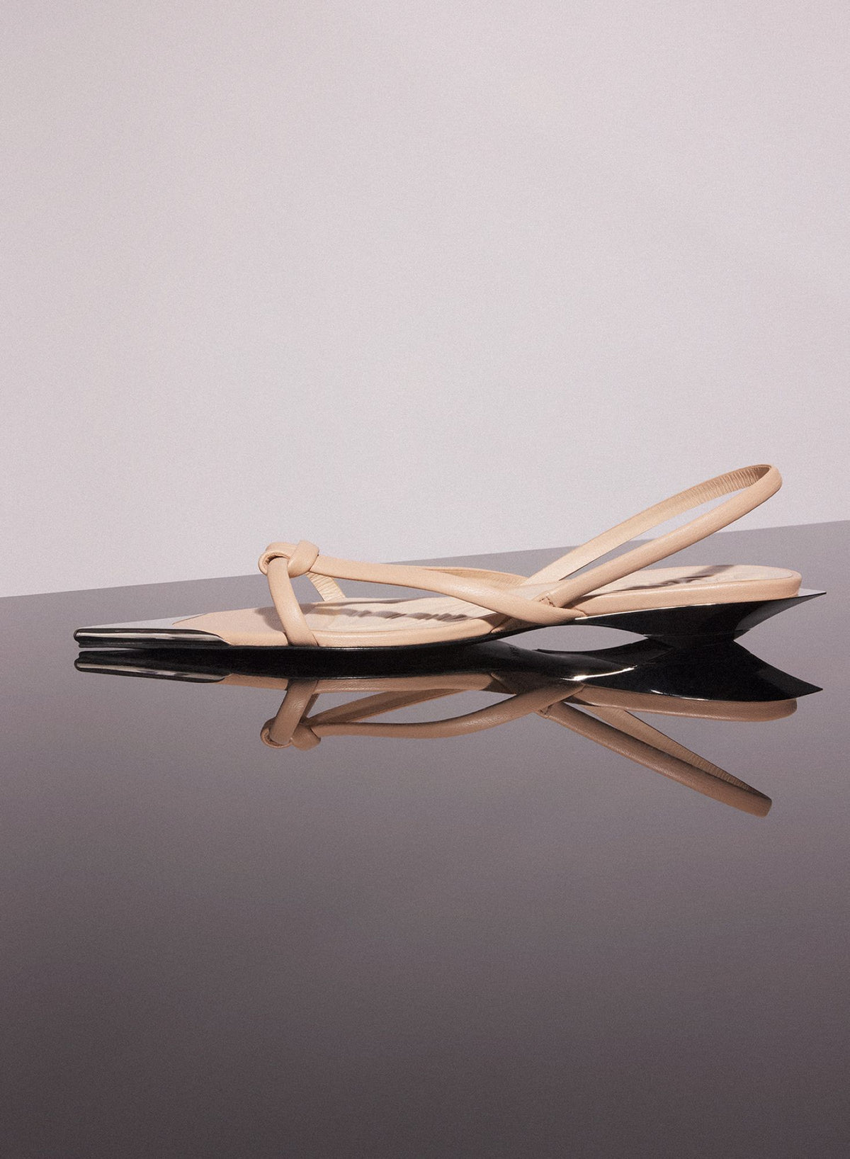 BLACK LEATHER KNOTTED FLAT SANDALS