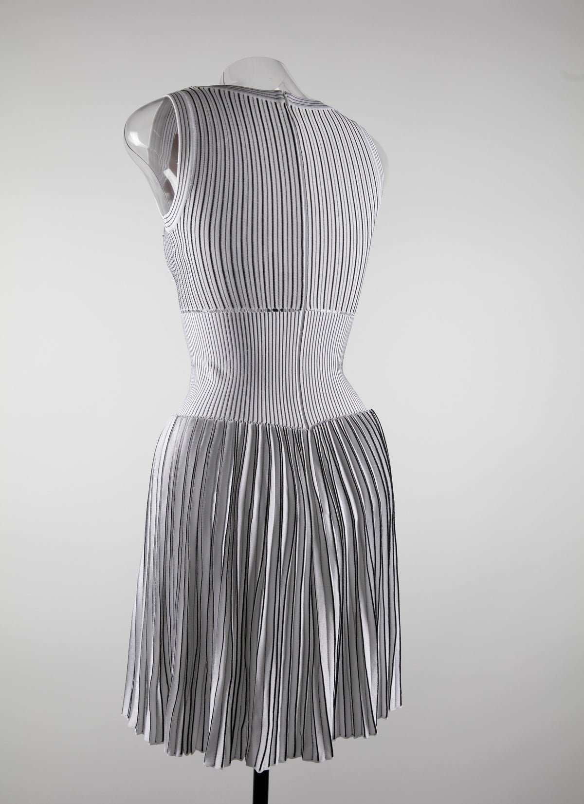 Striped sleeveless pleated short dress - White