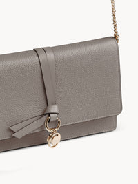 Mini sac pochette à chaine Alphabet en cuir - Cashmere Grey