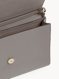 Mini sac pochette à chaine Alphabet en cuir - Cashmere Grey