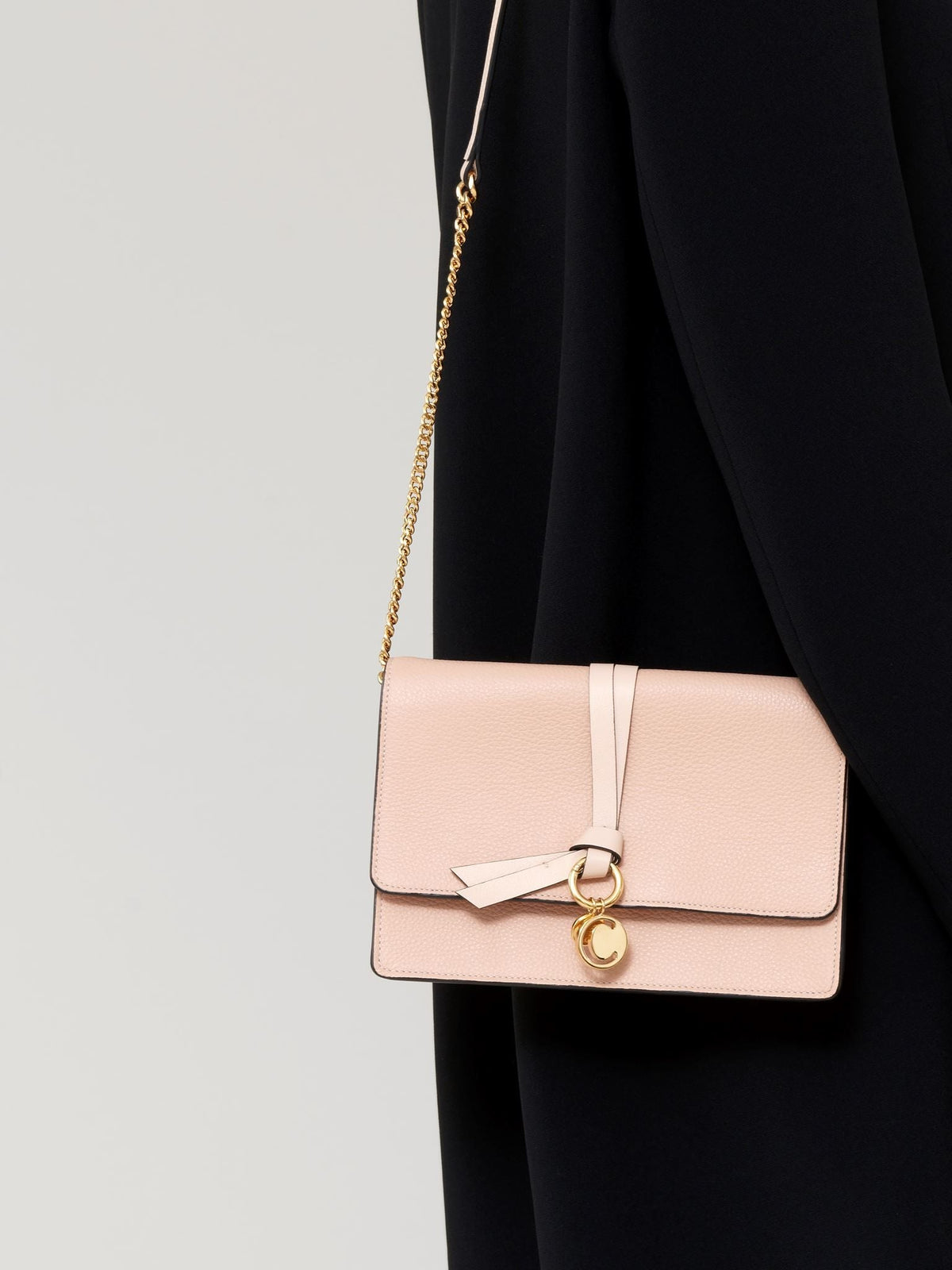 Mini sac pochette à chaine Alphabet en cuir - Cashmere Grey