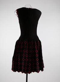 Robe courte plissée à col et manches festonnés - Noir & Rouge