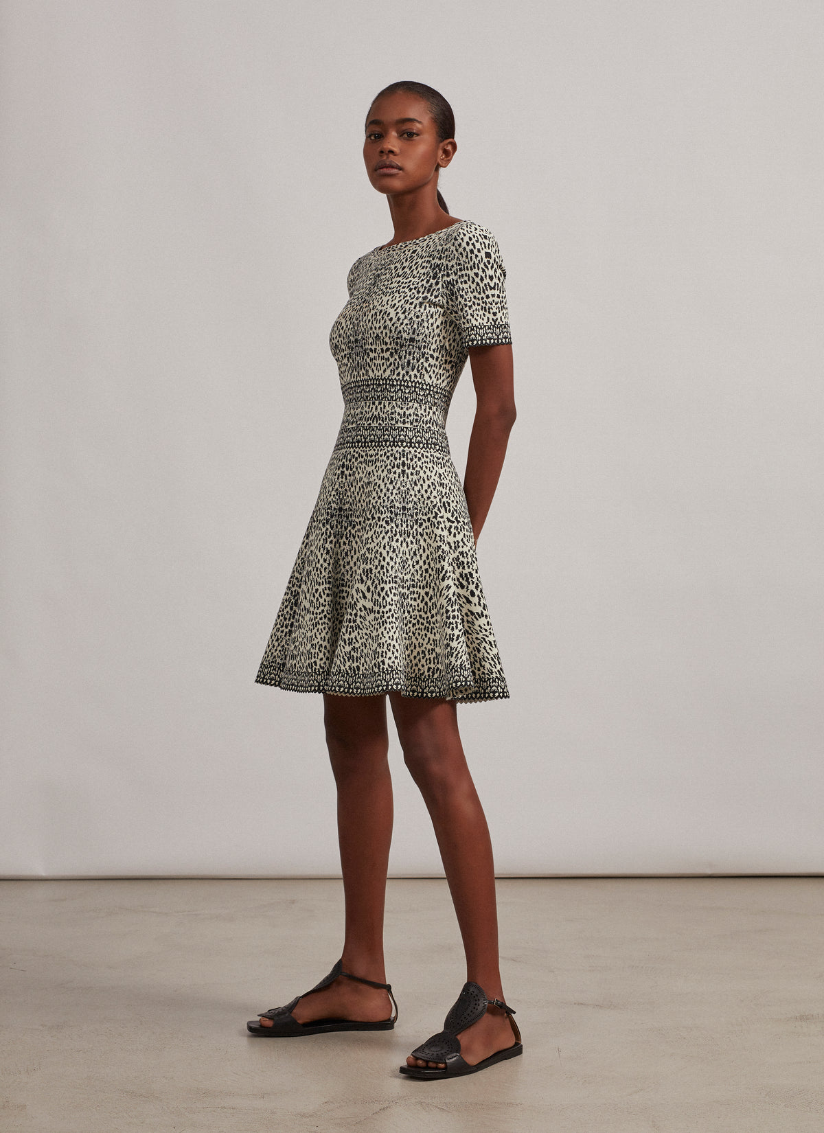 Short-sleeved knitted lynx dress - Flesh & Black