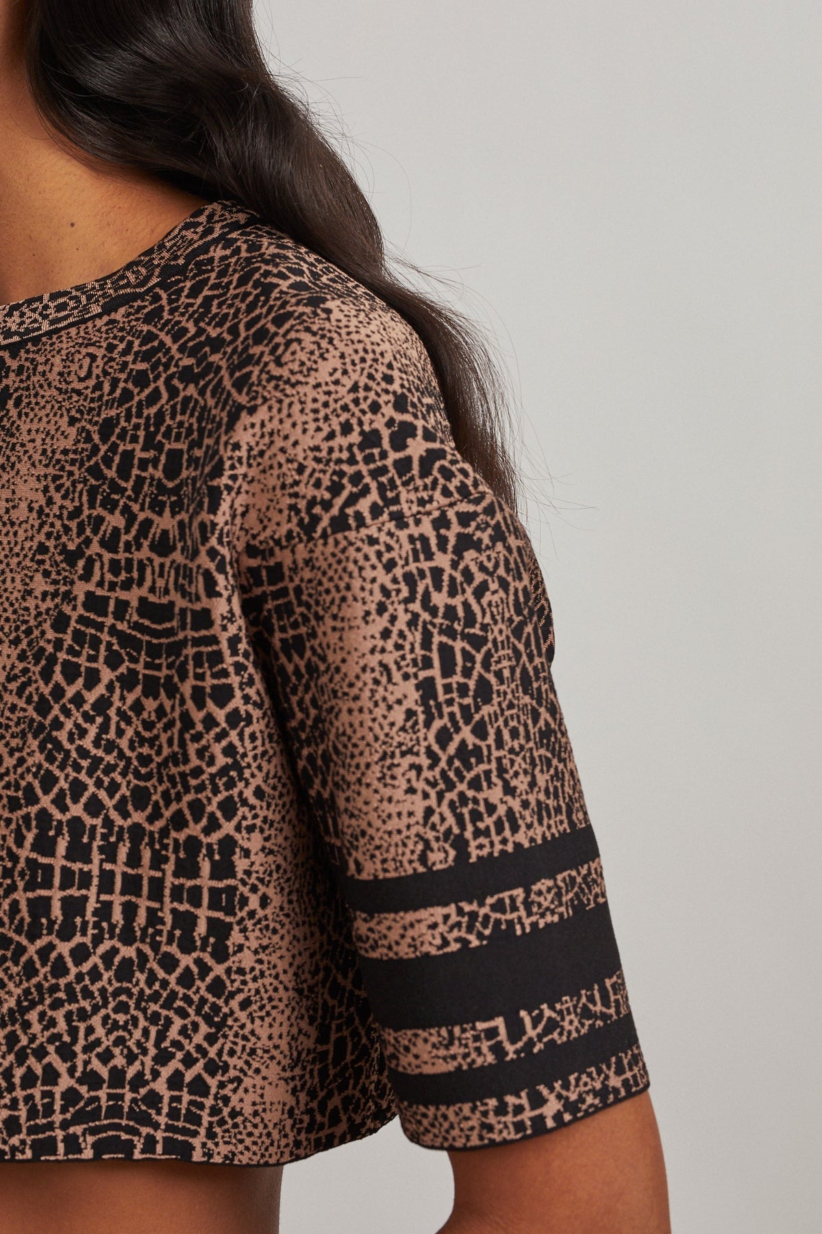 Pull court en maille jacquard animalier - Noir & Chair